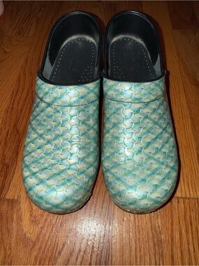 Sanita Professional closed Slip-On Clogs in Aqua green Size 38